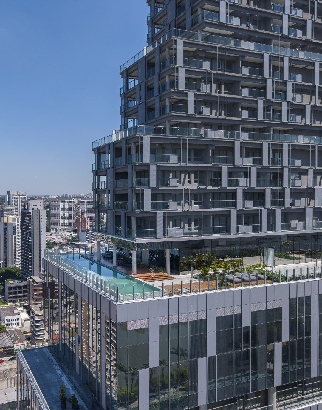 Fachada do River South Corporate em enquadramento vertical, foto real