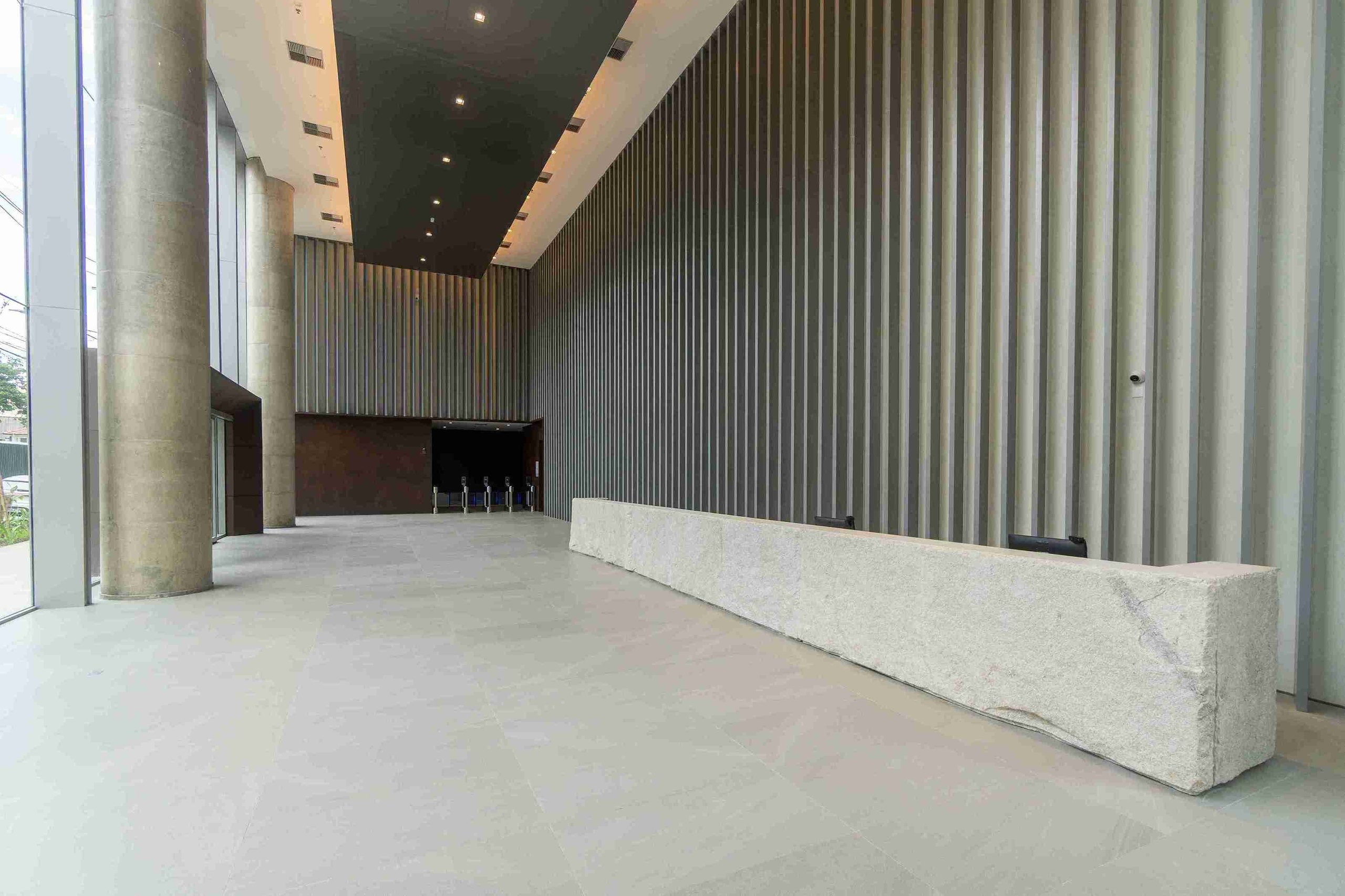 Lobby corporate com pé-direito de 9,74m do River South Corporate, foto real